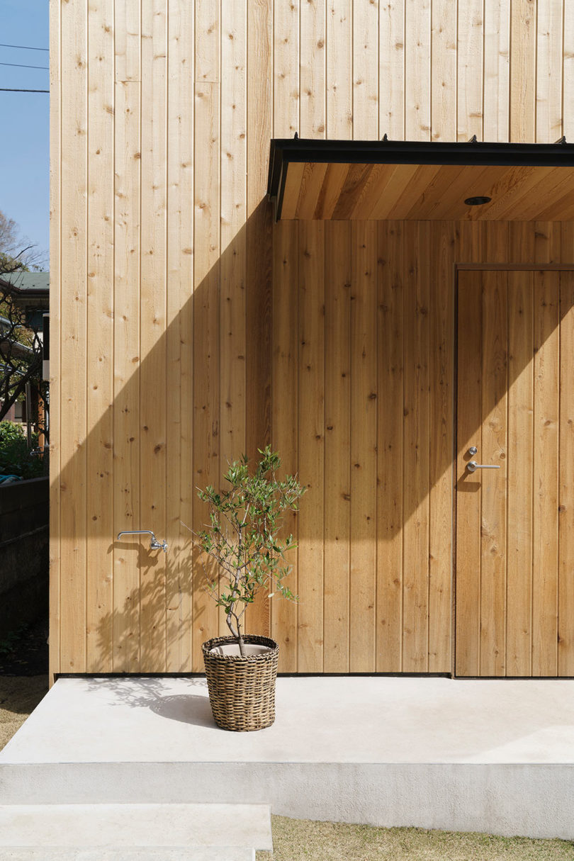 A Small Wooden House in Hayama with an Acrylic Gridded 'Curtain'