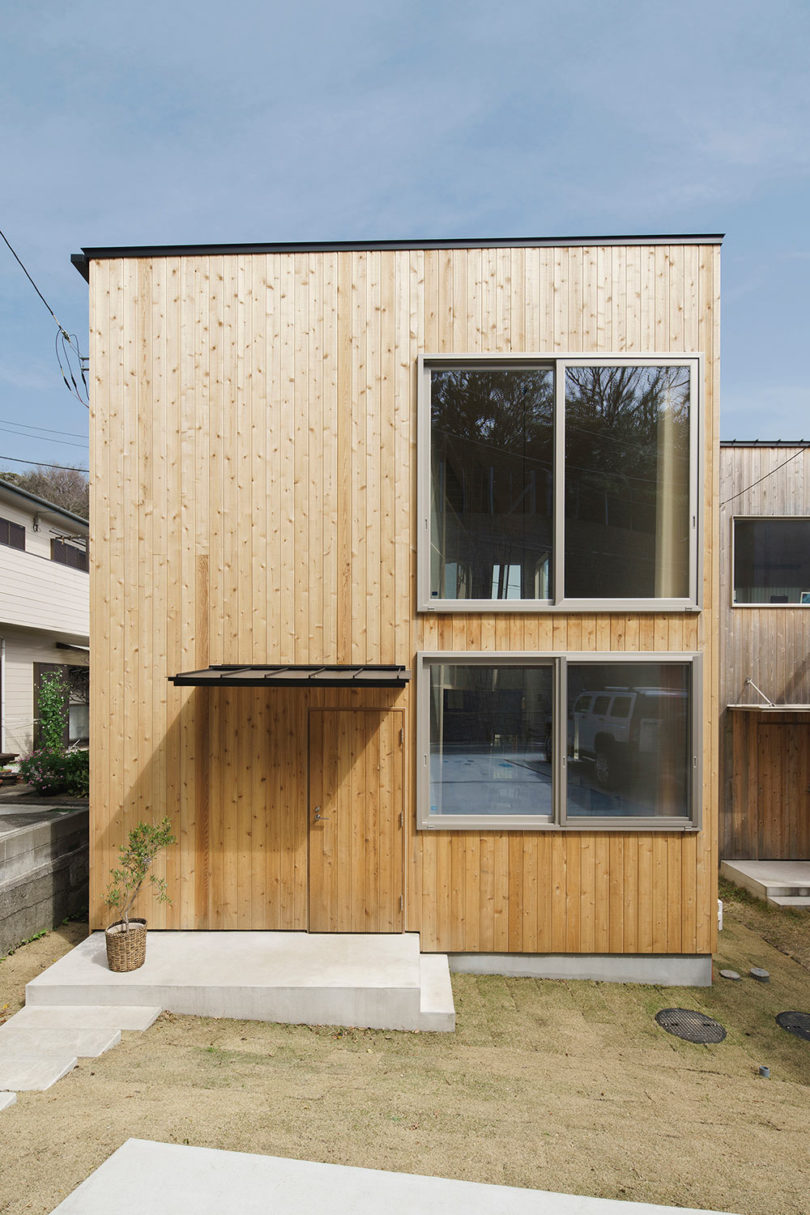 A Small Wooden House in Hayama with an Acrylic Gridded 'Curtain'