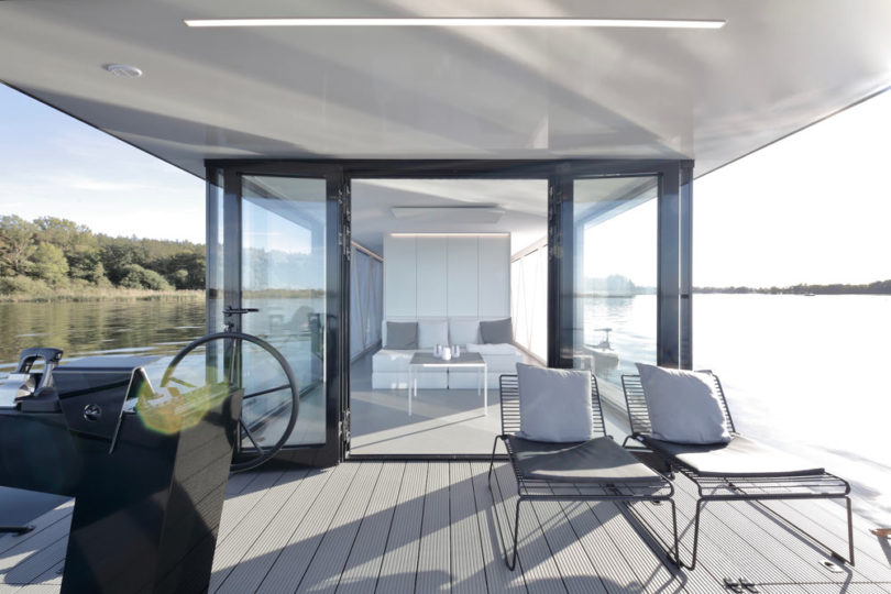 Loungeboat: An Architect Couple Designs An Apartment On The Water
