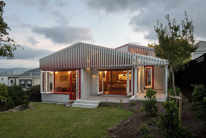 Auckland'S Split House Boasts Cedar Ceilings And A Wooden Screen