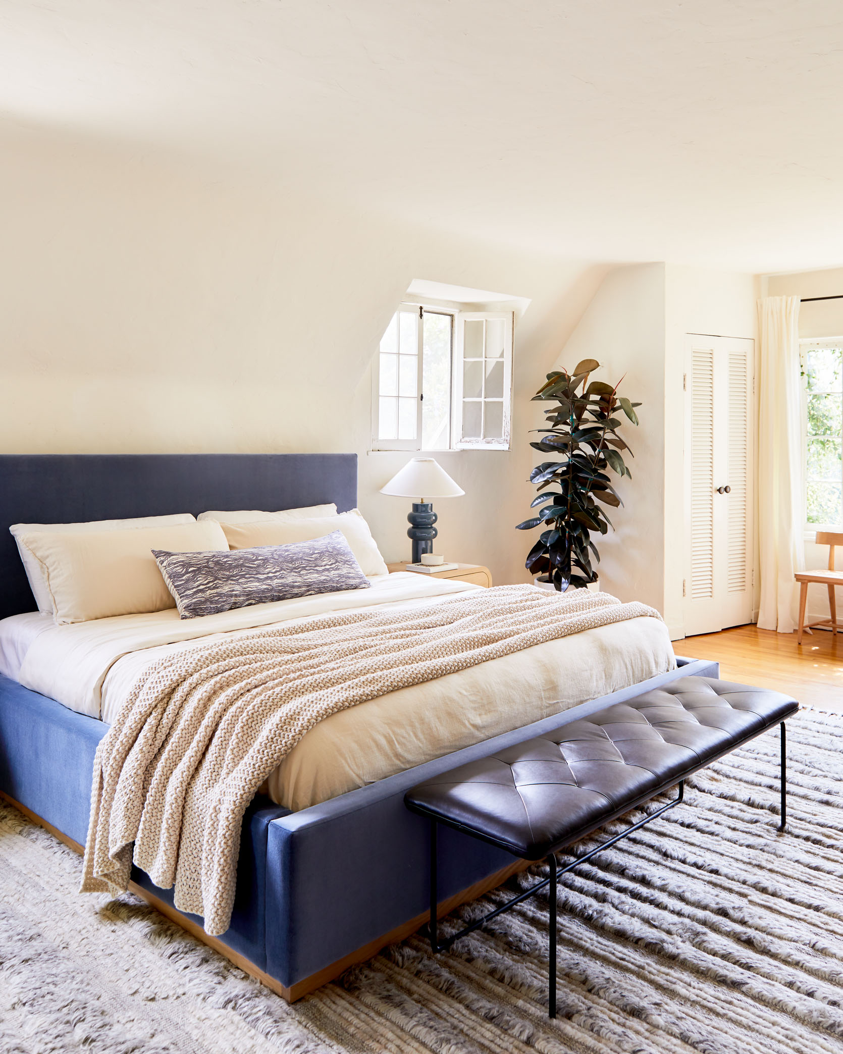 Emily'S Best Friend Gets The Cozy Yet Sophisticated Bedroom Makeover She Really Deserves