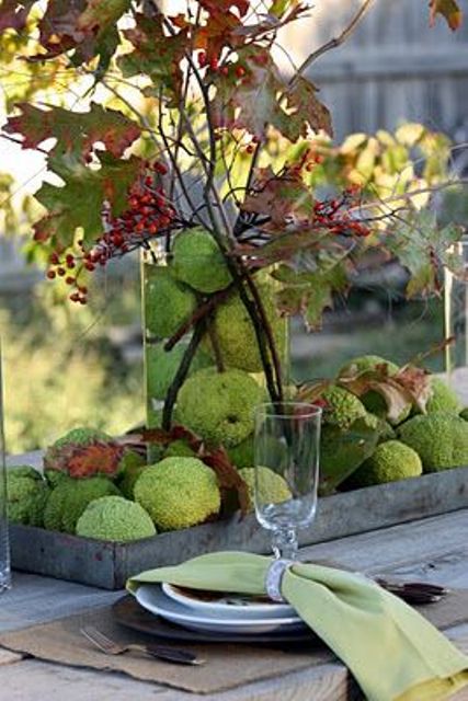 A Wooden Tray With Green Moss Balls, Green Leaves And Berries And Green Napkins For A Stylish And Cool Thanksgiving Tablescape